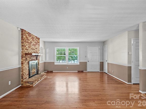 5th image of 320 Amhurst Dr