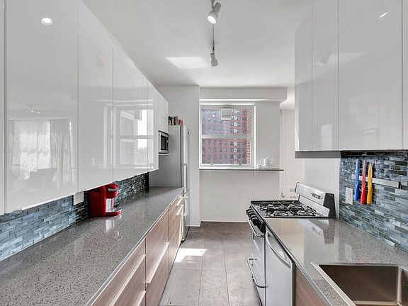 4th image of 70 La Salle St APT 6D