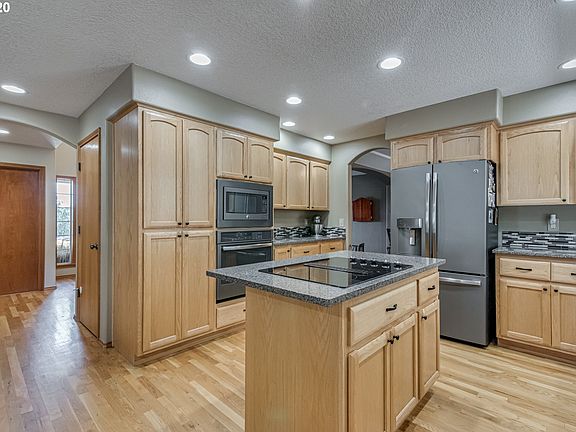 5th image of 35 Auburndale Ln