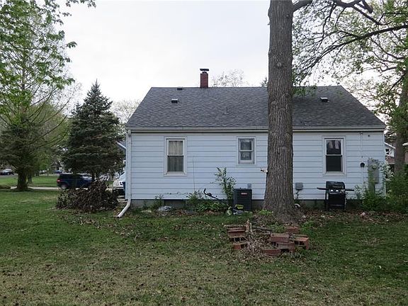 3rd image of 1020 Troy Rd