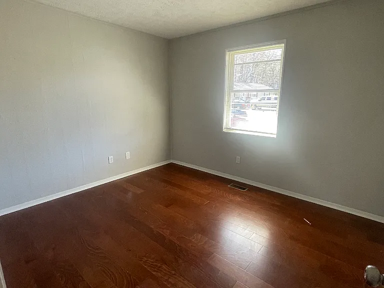 1908 Meadowview Ln — Photo 6