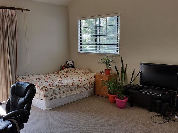 5th image of 399 Florence St