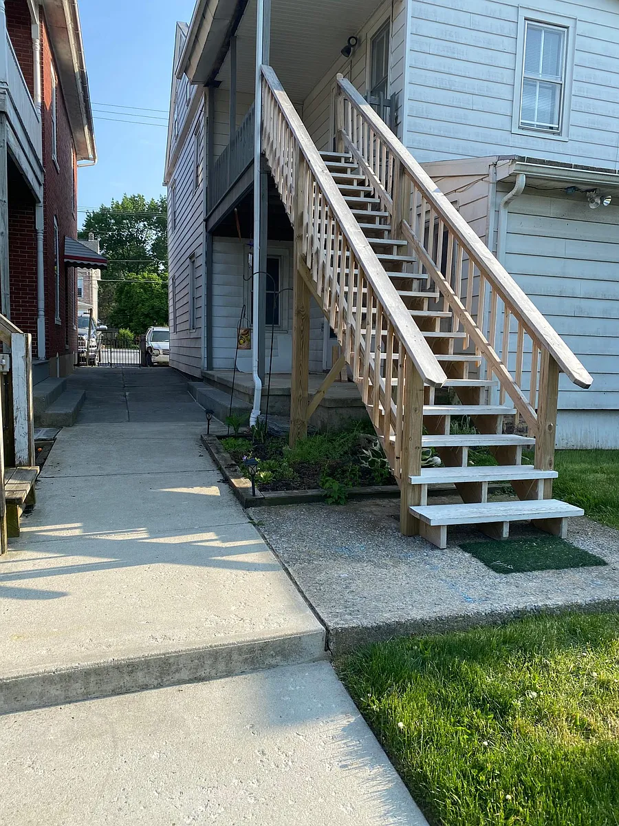 Building Photo - 105 E Main St #2