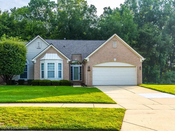 4193 Shorebrook Dr #68, Sterling Heights, MI 48314