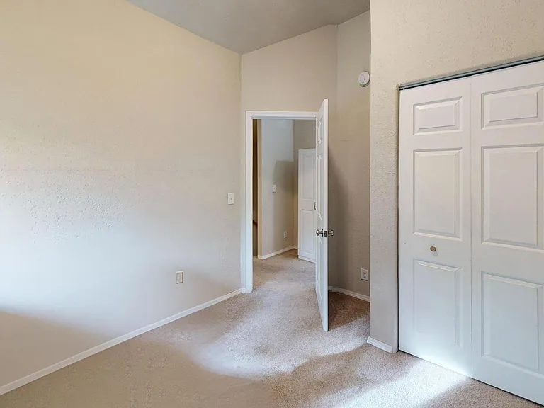 2494 Schutzen St — Photo 12