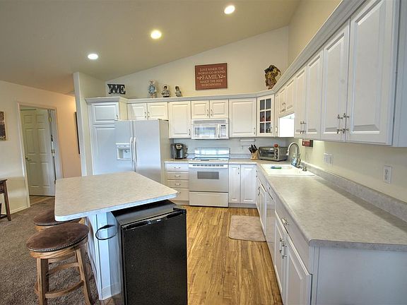 3rd image of 3051 Riverview Dr