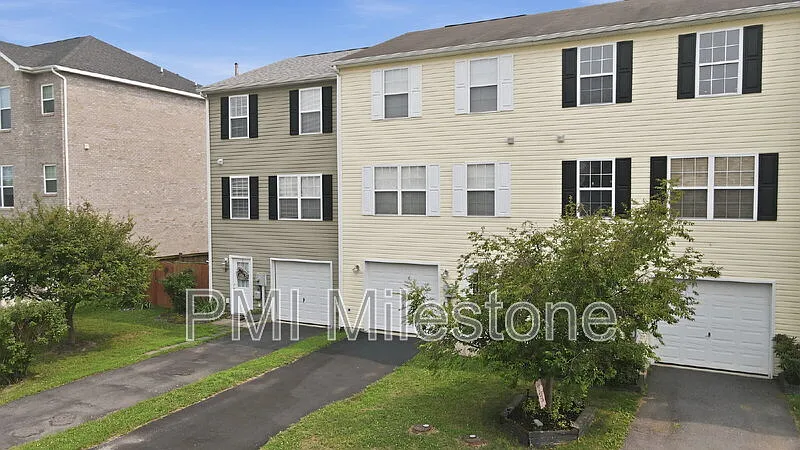 3 bed, 2.5 bath, 1320 sqft, $1,680 — Photo 2