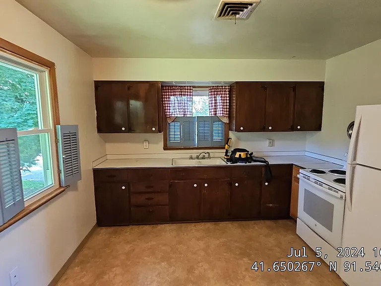 518 W Benton St — Photo 2