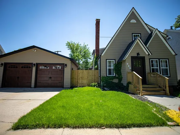 615 W 10th St, Hastings, NE 68901