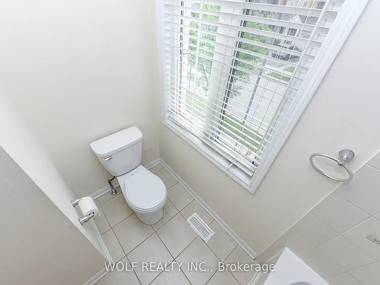 449 Tyrone Cres — Photo 32