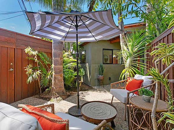 outdoor patio between unit and detached laundry room
