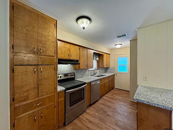 5th image of 423 Edens St