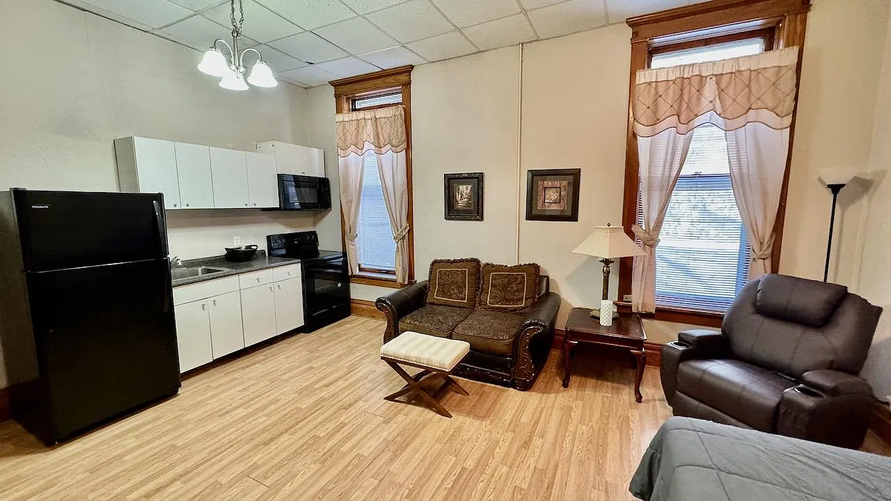 605 Bluff Street — Photo 2