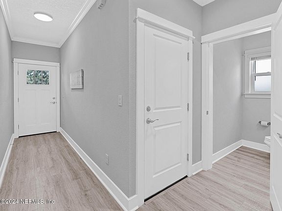 4th image of 906 2ND Avenue N