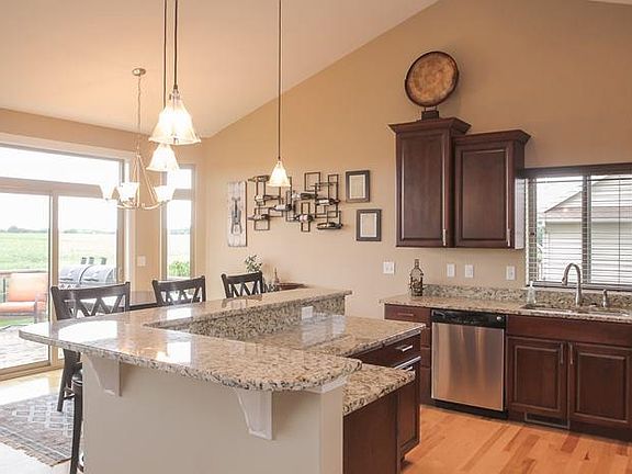 4th image of 590 Strathmoor Dr