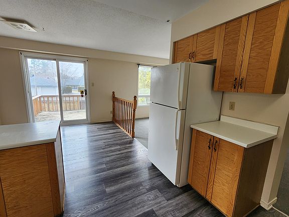 3rd image of 61 Castlethorpe Cres #1