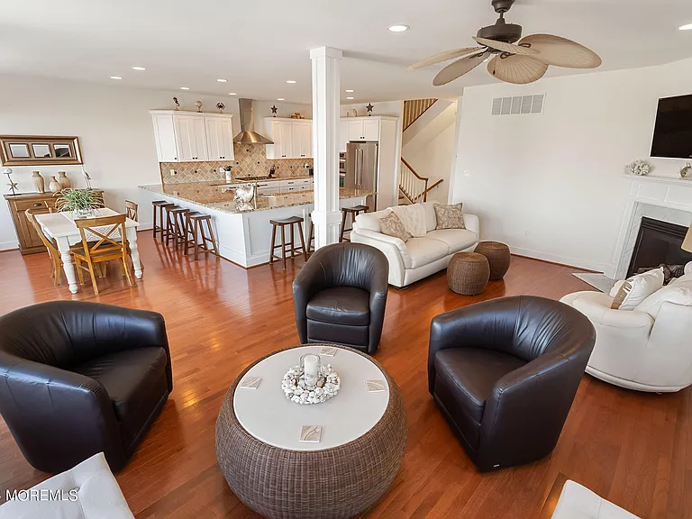 556 Riverside Dr — Photo 17