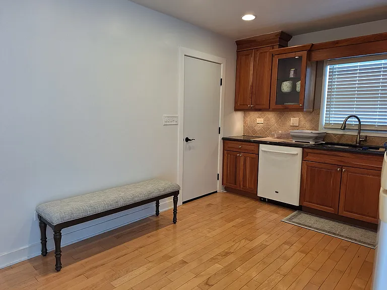227 Juneway Ter — Photo 3