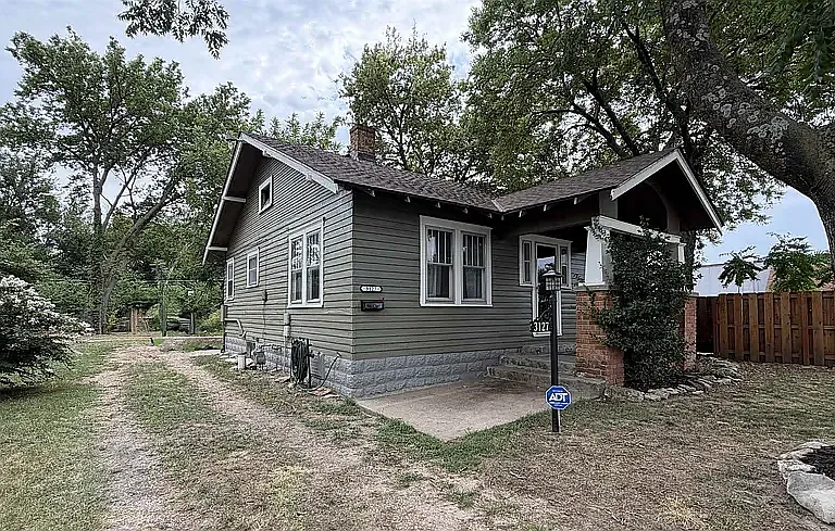 3127 W Maple St — Photo 2