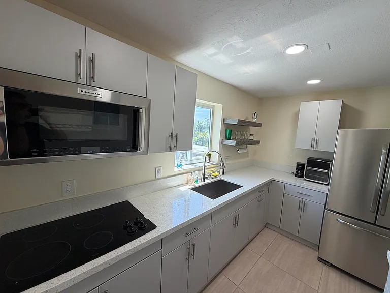 1020 94th St #403 — Photo 3