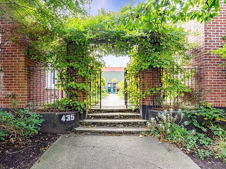Broadway Court — Photo 17