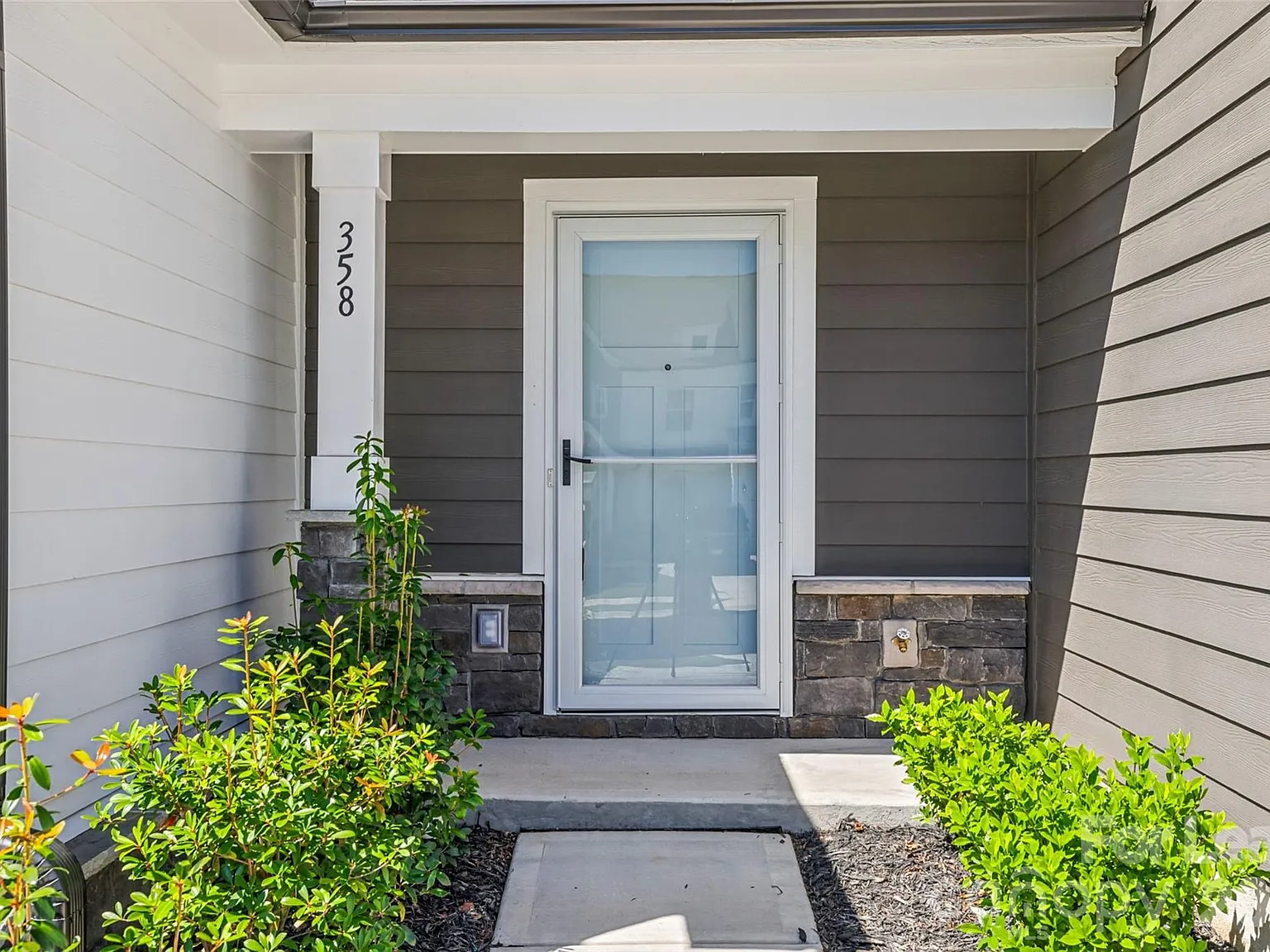 3 bed, 2.5 bath, 1704 sqft, $2,250 — Photo 2