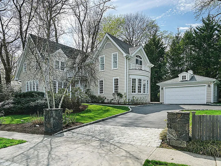 66 Apawamis Ave — Photo 1