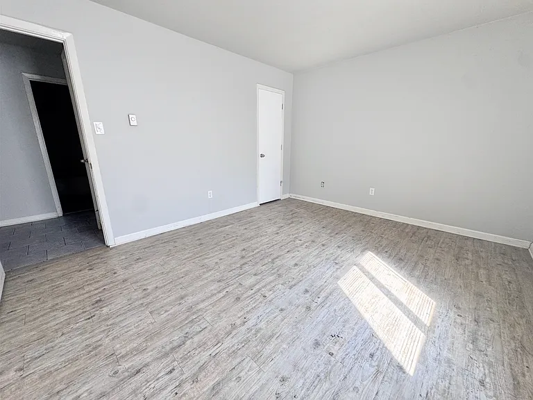 922 W Oak Ave #3 — Photo 10