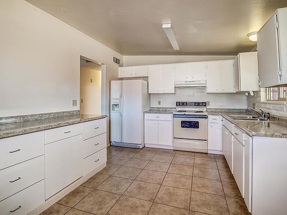 5th image of 970 N Catalina Ave