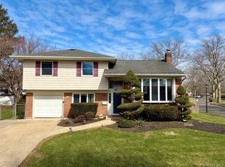 14 Glendale Dr, Melville, NY 11747