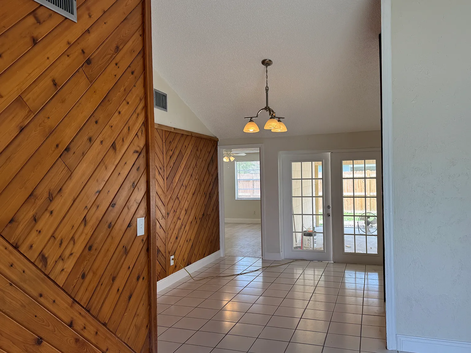 3 bed, 1155 sqft, $1,975 — Photo 2
