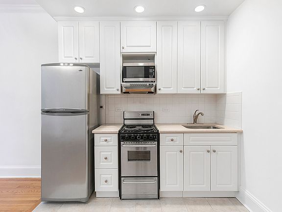 2nd image of 141 W 69th St APT 4