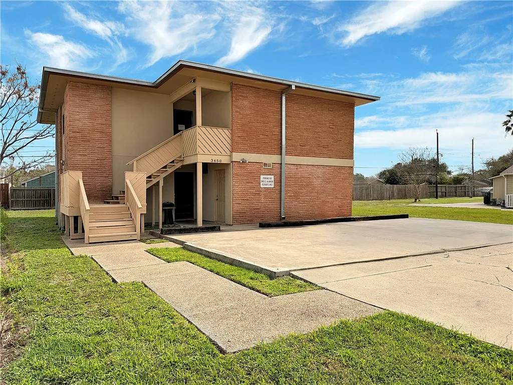 3 bed, 1.5 bath, 2342 sqft, $1,350 — Photo 2
