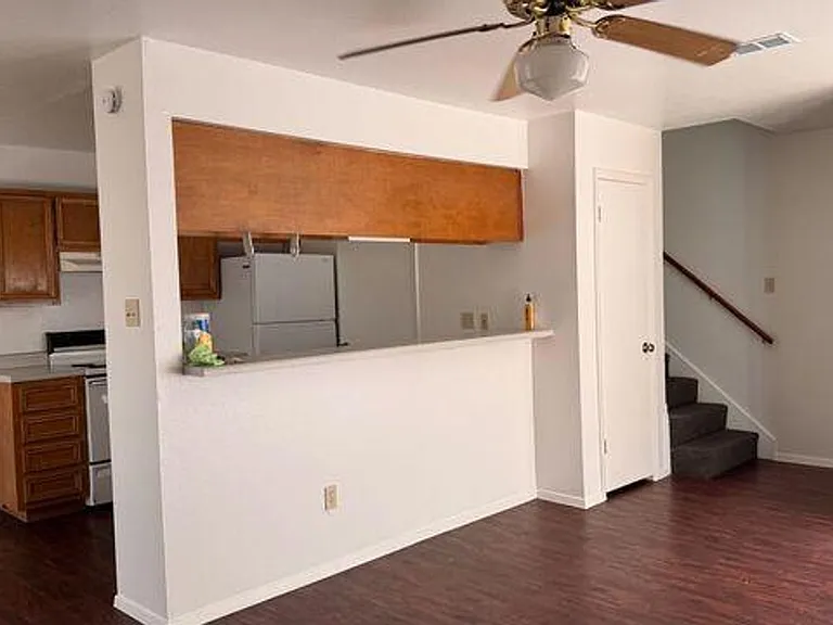 2203 Creekside Ln — Photo 4