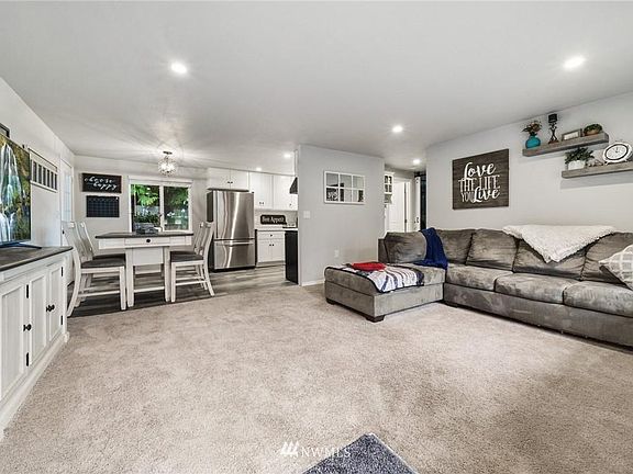 3rd image of 2708 Linden Ln