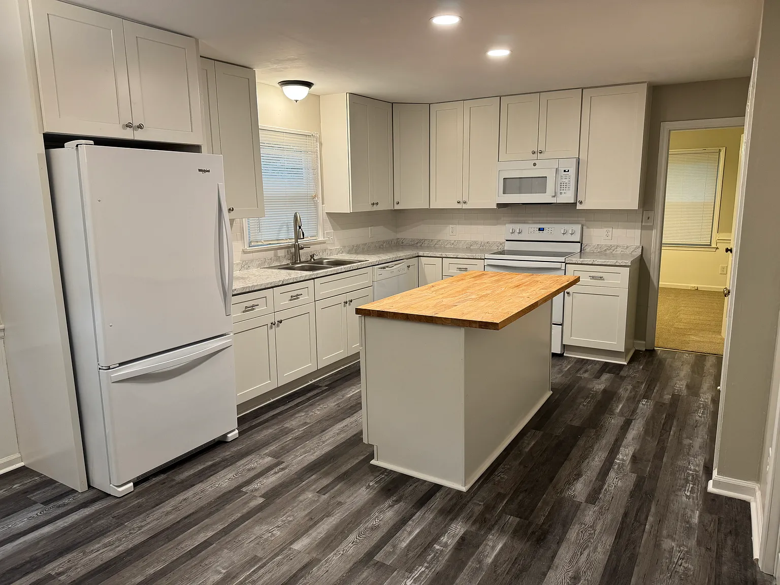 4 bed, 2.5 bath, 2850 sqft, $2,995 — Photo 4