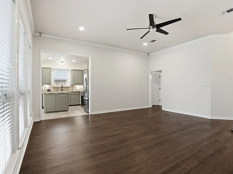 1404 Chaucer Dr — Photo 6