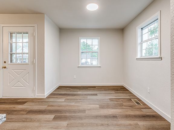 5th image of 1305 E Lincoln Ave