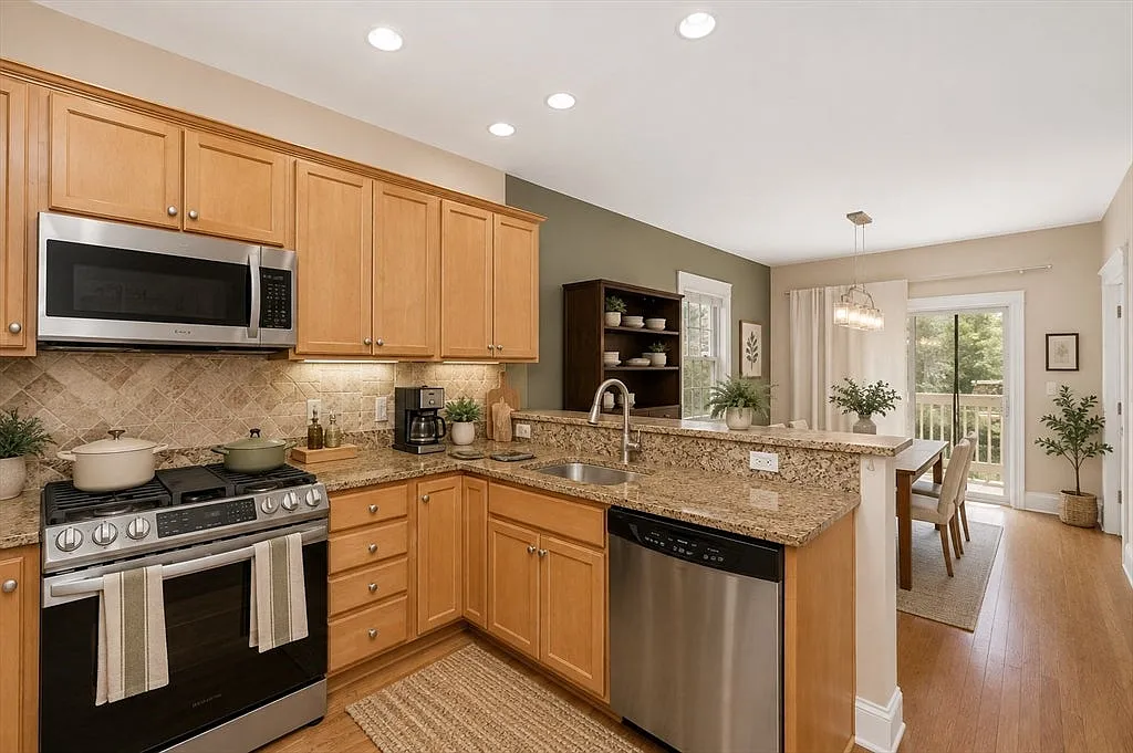 3 bed, 1310 sqft, $3,800 — Photo 2