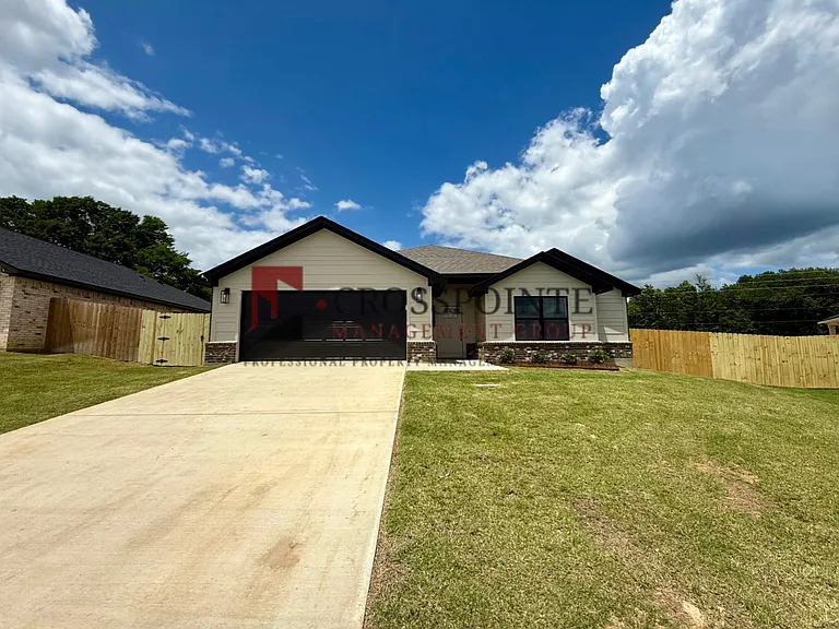 17434 Crossing Cir — Photo 1
