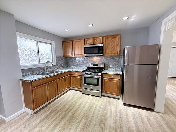 5th image of 72 Saint Charles St
