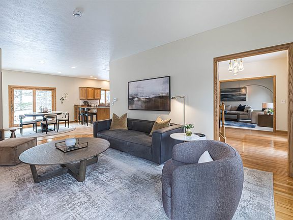 3rd image of 6742 Richardson Cir