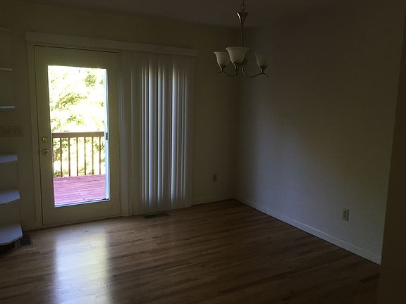4th image of 185 Emerald Dr