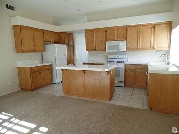 4th image of 1599 Daffodil Ave