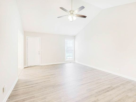 3rd image of 880 Heritage Cir