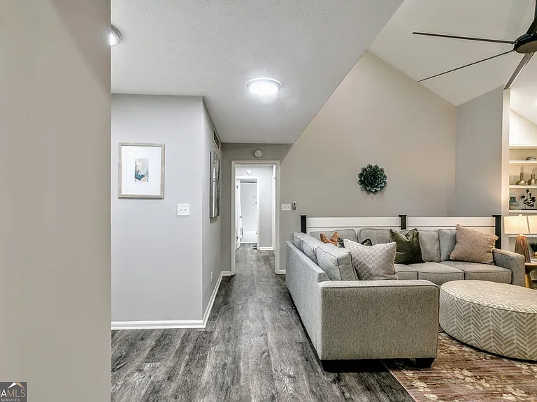 85 Wilhelmina Dr — Photo 13