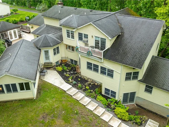 90 Heather Dr, Rochester, NY 14625