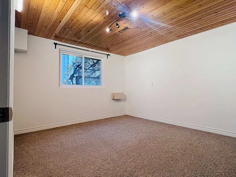 19 Terryellen Cres — Photo 8
