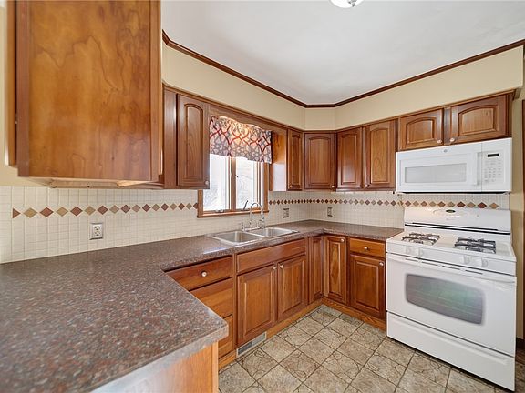 3rd image of 1183 Country Club Rd