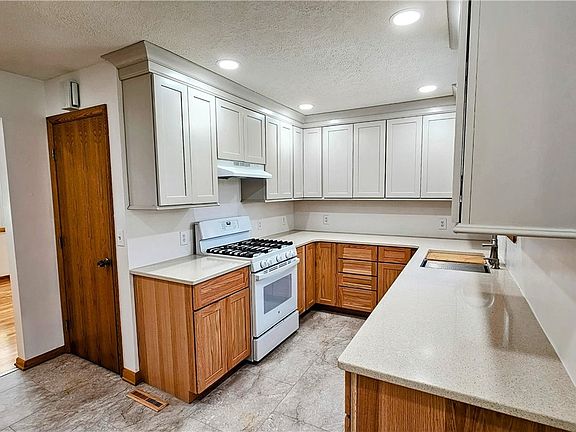 4th image of 99 Greenland Dr